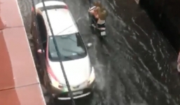 Hà Nội: Phố hoá thành sông chỉ sau một trận mưa đầu mùa