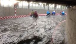 Hầm chui cầu Bình Triệu ngập sâu, giao thông rối loạn