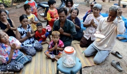 Mong trúng số, cả làng thờ cúng lợn hai đầu