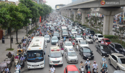 Đường phố Hà Nội tắc nghẽn, hàng ngàn phương tiện bủa vây nhau trong ngày đầu người dân đi làm sau kỳ nghỉ lễ