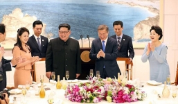 Ông Kim Jong-un nhẹ nắm tay vợ, nhường phu nhân Hàn Quốc đi trước trong hội nghị thượng đỉnh