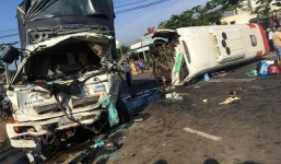Ô tô khách và xe tải 'đấu đầu' ở Lâm Đồng, 10 người thương vong