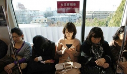 Tranh cãi quanh toa tàu dành riêng cho phụ nữ ở Nhật Bản: Sự an toàn cho phái yếu hay sự bất công cho phái mạnh?