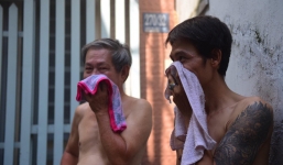 Khói lửa bao trùm con hẻm ở Sài Gòn, người dân dùng khăn ướt bịt mũi