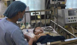 Tai nạn hy hữu: Bé 8 tháng tuổi đang chơi ở sân bị thanh sắt rỉ bắn thẳng vào hộp sọ