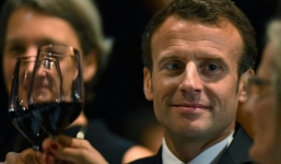 Tổng thống Pháp gây 'bão' khi nói vợ Thủ tướng Australia 'ngon'