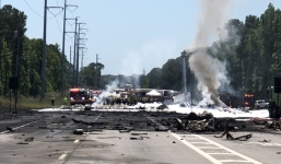 Khoảnh khắc máy bay quân sự Mỹ lao thẳng xuống mặt đất, toàn bộ 9 người thiệt mạng