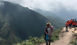 Anh Tây cần mẫn nhặt rác phía sau nhóm bạn trẻ đang thả dáng selfie trên đỉnh Tà xùa