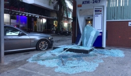 'Xế hộp' mất lái tông vỡ trụ ATM, tài xế lái xe chạy thẳng về nhà