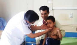 Bé trai 5 tuổi Sơn La bỗng dưng mọc lông khắp người sau tiêm