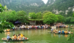 Trung úy công an lao xuống nước cứu 2 cháu nhỏ bị lật thuyền