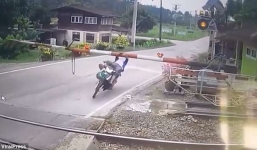 Clip người phụ nữ suýt mất mạng vì cố lao qua thanh chắn tàu hỏa