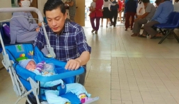 Ca sĩ Lam Trường đến thăm bé Bích - em bé bị vẩy ngứa da trăn trước khi bé nhập viện điều trị