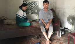 'Từ ngày bị liệt và 2 mắt mờ đi, đêm nào tôi cũng nằm khóc vì thương chồng, thương con'