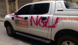 'Vừa chạy đi 5 phút để gọi bạn gái, quay về đã thấy ô tô bị tặng chai mắm tôm pha sơn đen'