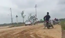 Taxi 'phơi bụng' dưới mương sau cú drift bất thành