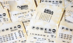 Số đỏ nhất năm: Vé số trúng tiền tỷ nằm trong ví 3 tháng mà không biết