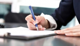 Ký không giống chữ ký mẫu sẽ bị phạt đến 10 triệu đồng