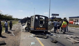 Xe bọc thép chở tiền gặp sự cố hy hữu trên quốc lộ, gần 14 tỉ đồng lăn lóc trên đường