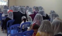 Bác thông tin người của Hội Thánh Đức Chúa trời phát thịt viên tại cổng trường