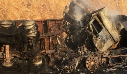 Xe chở xoài đâm vào xe đầu kéo rồi bốc cháy, 3 người bị thiêu chết