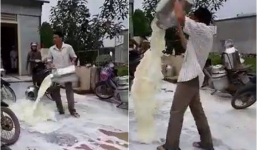 Clip xôn xao: Người đàn ông giận dữ đổ từng thùng sữa xuống đường vì cho rằng cửa hàng thu mua ép giá