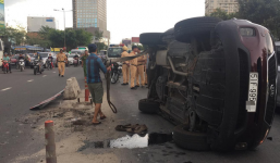 Xe ô tô lật ngang giữa đường sau khi mất lái tông trúng dải phân cách, tài xế bò ra khỏi xe kêu cứu