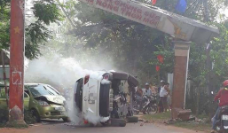 Bình Định: Ô tô 7 chỗ đâm sập cổng chào bê tông, văng ra đường bị ô tô 4 chỗ húc vỡ nát