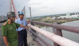 Đại úy cảnh sát giải cứu cô gái miền Tây nhảy cầu tự tử lần thứ 4