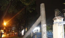 Mưa lớn kèm gió lốc khiến cây cổ thụ ngã đổ kéo gãy cột điện, hàng trăm người dân Sài Gòn sống trong bóng tối