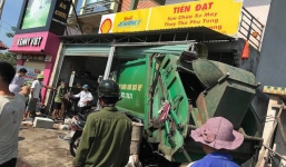 Ngồi sửa xe trong nhà, nam thanh niên bị xe rác lao vào tông gãy cột sống