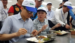 Phó thủ tướng Vũ Đức Đam ăn suất cơm 15.000 đồng cùng công nhân