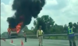 Xe khách bốc cháy trên cao tốc TP.HCM - Trung Lương, nhiều người thoát chết