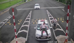 Tạm giữ lái xe taxi đâm nhân viên an ninh sân bay lên capo