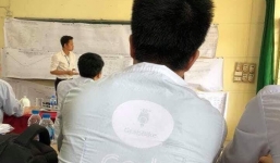 Hình ảnh đẹp: Tài xế GrabBike mặc thêm áo sơ mi trắng để bảo vệ đồ án tốt nghiệp đại học