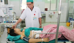 Bị hoang tưởng, chồng dùng mũi tên xiên cá đâm thủng bụng vợ