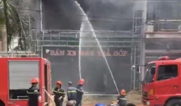 Siêu thị điện máy bốc cháy ngùn ngụt