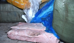 Cận cảnh hơn 10 tấn nầm lợn bốc mùi hôi bị bắt giữ và tiêu hủy ở Hà Nội