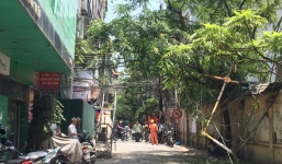 Hà Nội: Cả khung sắt của bộ giáo di động rơi xuống ngõ trúng vào hai người