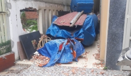 Cụ bà sống lang thang vì bị nhóm người đe dọa, đập phá nhà cửa ở Sài Gòn