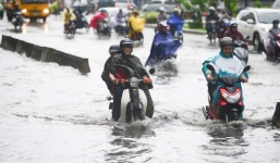 Tuyến đường có máy bơm công suất lớn ở Sài Gòn biến thành sông sau cơn mưa lớn