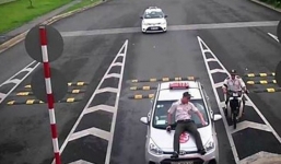 Bắt khẩn cấp tài xế lái taxi tông nhân viên an ninh sân bay lên nắp capo