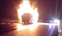 Lửa thiêu rụi xe khách Phương Trang trên cao tốc TP.HCM -Trung Lương