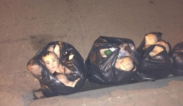 Thanh niên chăm chỉ đi đổ rác đêm, vừa đến nơi thì chạy mất dép vì nhìn thấy 4 chiếc túi đen kinh dị