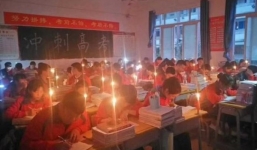 Thắp nến ôn thi ngày đêm, học sinh Trung Quốc đang đánh vật với kỳ thi đại học khốc liệt nhất thế giới