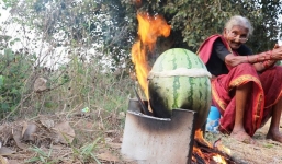 Góc ẩm thực: Gà nhồi vào dưa hấu rồi đem nướng, nghe bất ổn nhưng hóa ra lại là siêu đặc sản