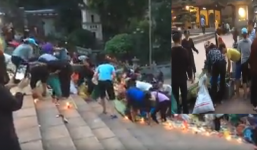 Xôn xao cảnh người dân mang bao, túi nilon đổ xô tới 'hôi đồ cúng', cướp lộc ở chùa Hương 