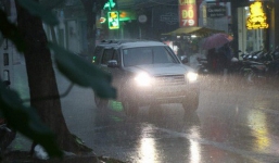 Giữa ban ngày mà Sài Gòn bỗng tối sầm vì mưa lớn, người dân phải bật đèn di chuyển trên đường