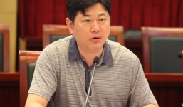 Quan trẻ TQ ngã ngựa vì đường thăng tiến thần tốc nhờ hối lộ 'chân dài'