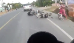 Tiền Giang: Cả gia đình thoát chết trong gang tấc sau va chạm với ô tô trên Quốc lộ